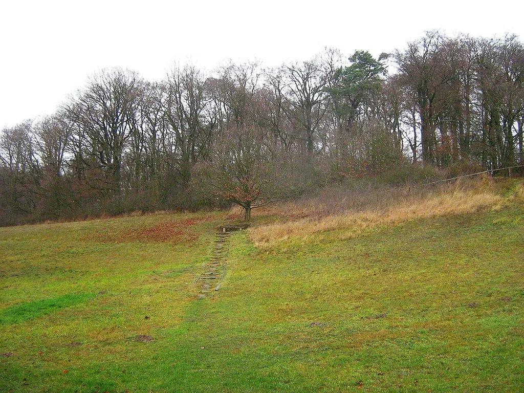 Aufgang von Süden zum Burgwall auf dem Schanzenberg bei Rothemühl, Landkreis Uecker-Randow.