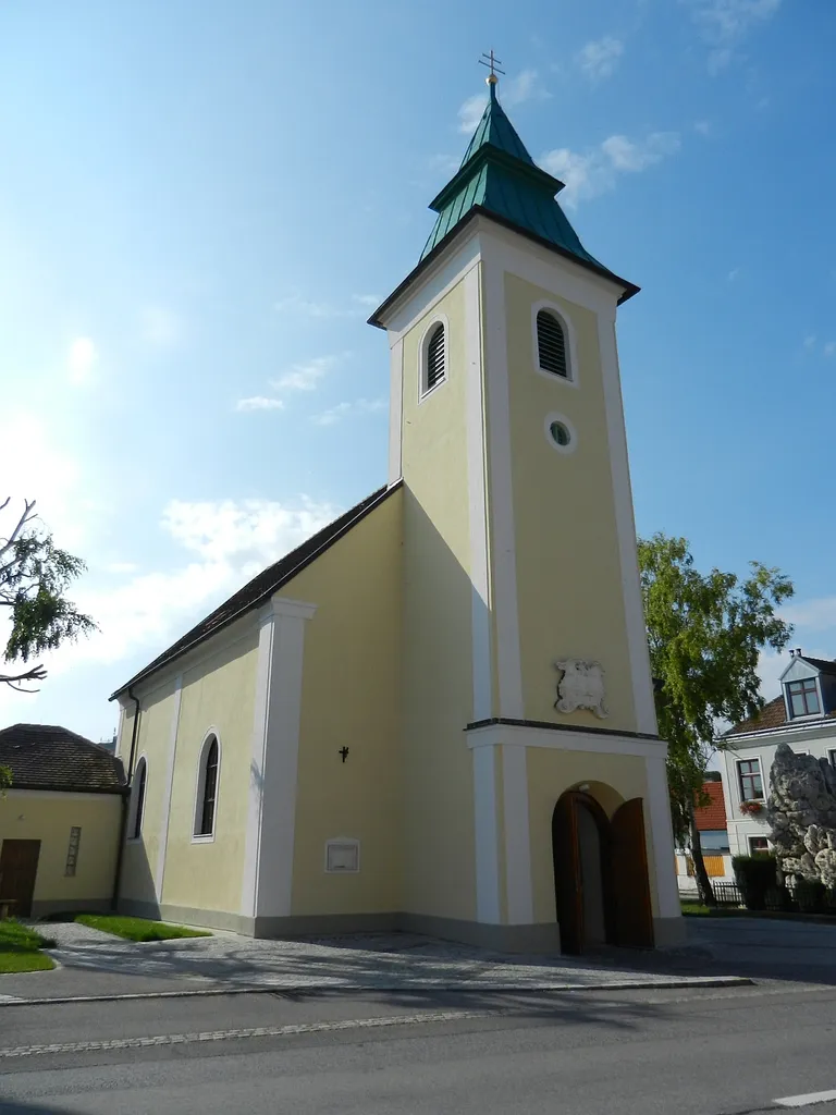 Die Filialkirche hl. Rosalia in Götzendorf an der Leitha .