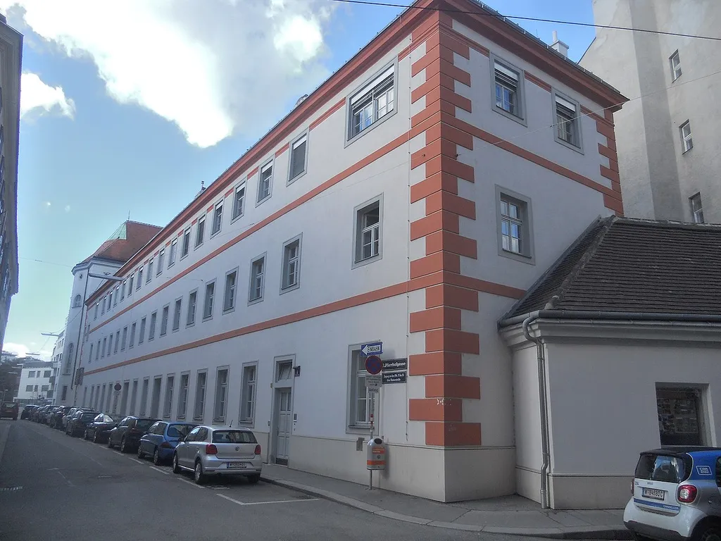 Pfarrhof der Rochuskirche, Trakt in der Pfarrhofgasse