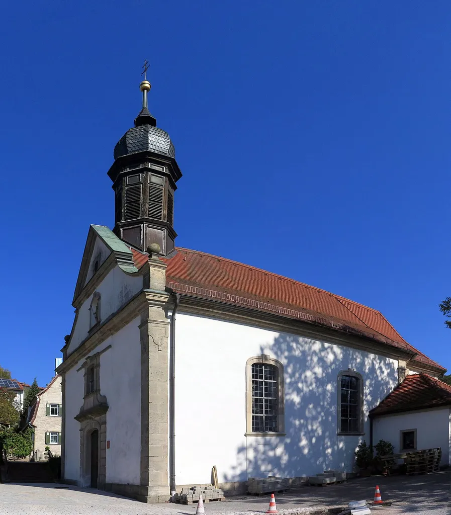 Katholische Kuratiekirche St Wendelin, Saalbau mit eingezogenem Chor, Giebelfassade, Satteldach, Dachreiter mit Zwiebel, und Werksteingliederungen, 1766 erbaut, Portal bezeichnet 1770; mit Ausstattung