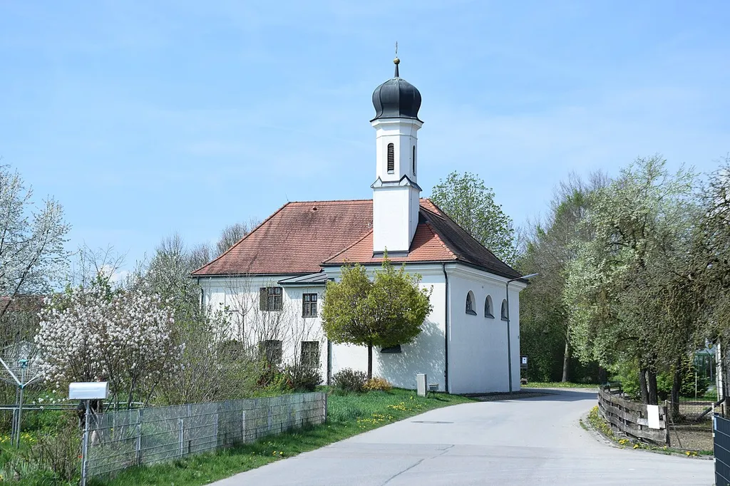 Walmdachbau mit Dachreiter, Saalkirche;an die Kirche angebauter zweigeschossiger Walmdachbau