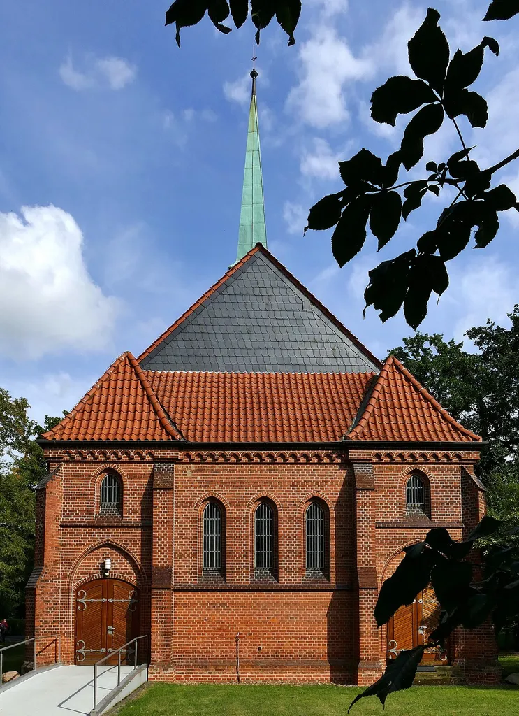 Die neue Kirche in Idensen, einem Wunstorfer Ortsteil, wurde von 1887 bis 1888 nach einem Entwurf von Conrad Wilhelm Hase erbaut. Sie ist ein Baudenkmal.