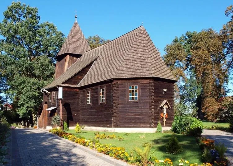 Komorzno - dawny kościół ewangelicki, obecnie kościół rzymskokatolicki pw. Najświętszego Serca Pana Jezusa i św. Jadwigi, drewn., 1753 (zabytek nr 63/53 z 5.12.1953)
