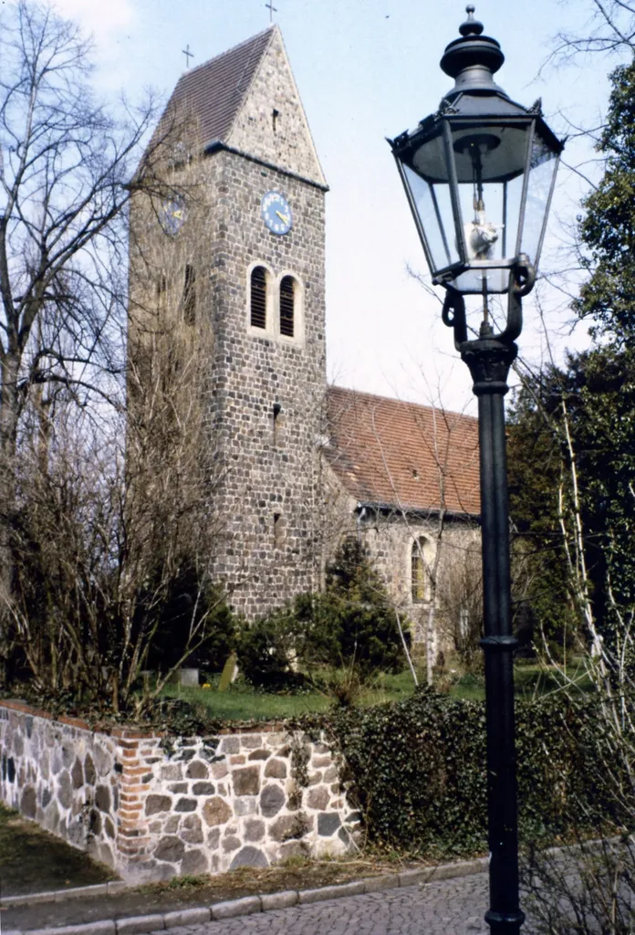 Dorfkirche Lichtenrade mit Friedhofsmauer, Blick von Südwesten.