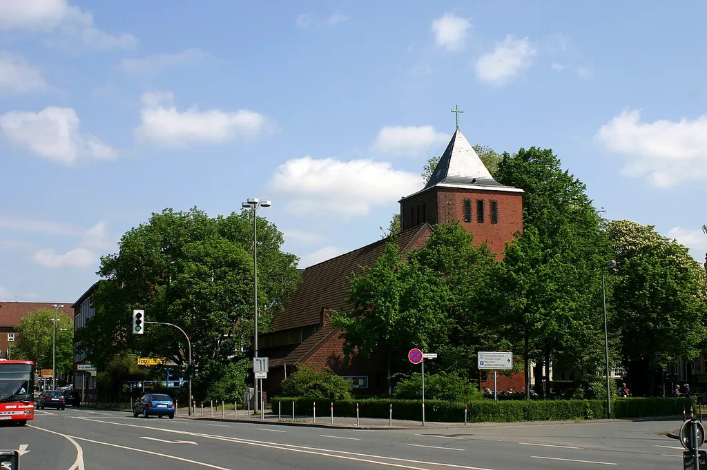 Erlöser-Kirche, 1949-1950 mit Hilfe des Lutherischen Weltbundes eine von 50 Notkirchen des Architekten Otto Bartning errichtet.