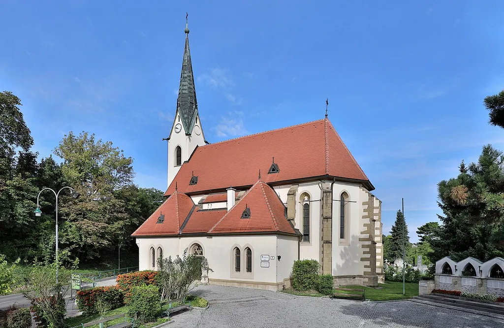 Die röm.-kath. Pfarrkirche hl. Veit in Kritzendorf, ein Dorf in der niederösterreichischen Stadtgemeinde Klosterneuburg.