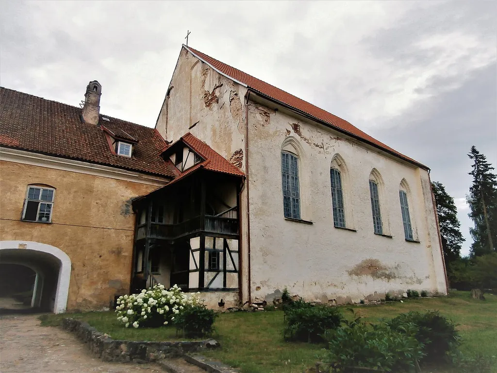 Linnusekirik ja peavärav läänest. Vahvärktrepikoridor on püstitatud XVIII sajandi rekonstruktsioonina pärast 1905 a. detsembri tulekahju.