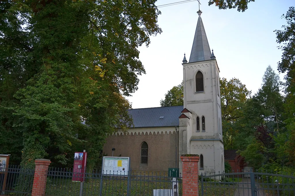Dorfkirche Bollensdorf (zu Neuenhagen bei Berlin) mit Mausoleum der Familie Kelch.