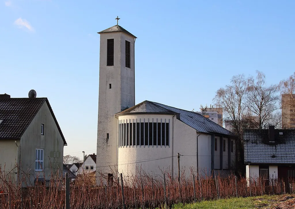 Marienkirche im Pflänzer, erbaut 1955. Das sanierungsbedürftige Gebäude ist seit 2013 geschlossen, die Profanierung erfolgte am 8.9.2024. Geisenheim im Rheingau.
