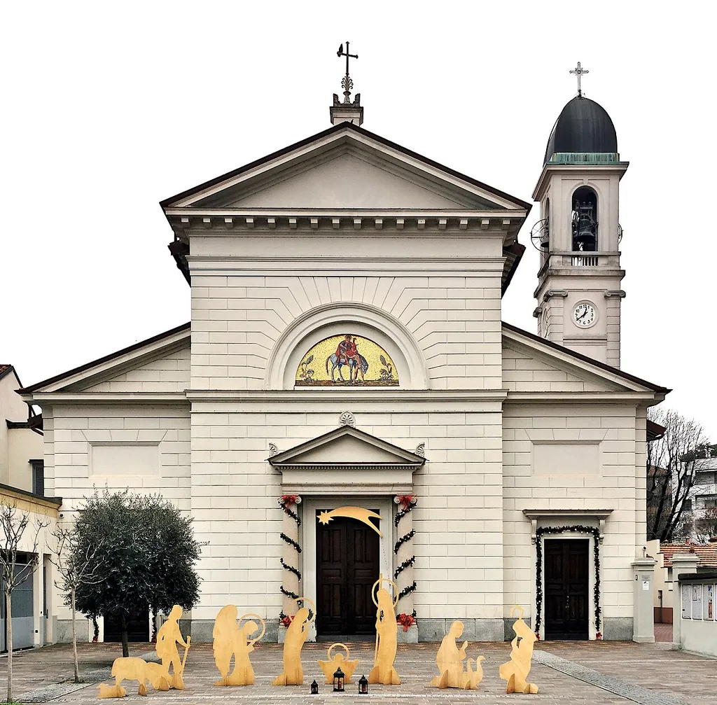 Facciata della chiesa di San Martino in Niguarda (Milan), sullo sfondo del presepe.