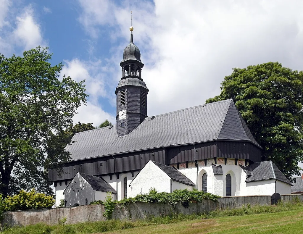 18.07.2016 09526 Dörnthal (Gemeinde Pfaffroda): Wehrkirche (GMP: 50.737434,13.357734), im Kern vermutlich 13. oder 14. Jh. Chor 1520 bis 1539.Dachreiter von 1610 und 1773 und 1857 erneuert. Die beiden Anbauten auf der Südseite (Eingang mit Sonnenuhr und Sakristei) sowie die östlichen und westlichen Anbauten entstanden nach 1686/87. Zwischen 1877 und 1894 wurde die Schindelbedachung durch Schiefer ersetzt. Der Zugang zum Kirchhof führt durch ein 1683 erbautes Torhäuschen, das bis 1912 als Leichen- und Gerätehalle diente. [SAM7029.JPG]20160718510DR.JPG(c)Blobelt