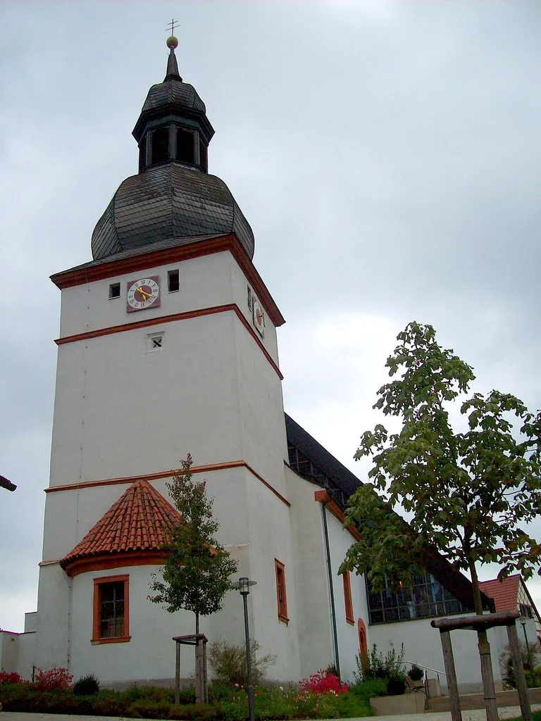 Katholische Kirche St. Jacobus der Ältere, Trossenfurt. Saalbau mit Satteldach und Chorturm mit halbrunder Apsis und Zwiebelhaube mit Laterne, Sandstein, 13. Jahrhundert, Chor 15. Jahrhundert, Langhaus im 18. Jahrhundert verändert, 1922 erweitert, um 1980 erneuert; mit Ausstattung
