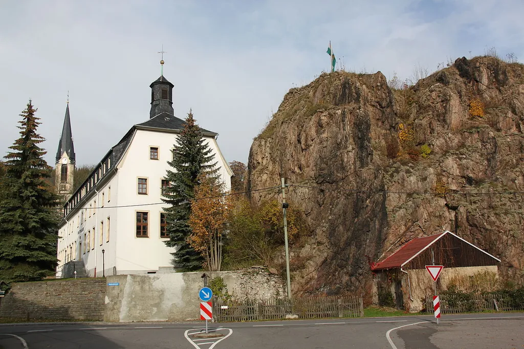 Ortskern von Rechenberg-Bienenmühle, links Kirche, Mitte Rathaus, rechts Bergsporn auf dem sich früher die Burg Rechenberg befand