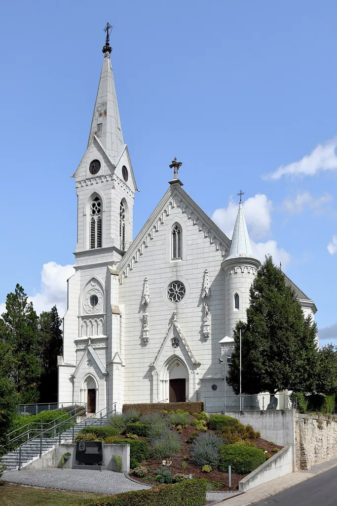 Die röm.-kath. Pfarrkirche hl. Ägidius in der burgenländischen Gemeinde Müllendorf. Die Kirche wurde anstelle einer gotischen Vorgängerkirche von 1904 bis 1905 nach den Plänen des Architekten Johann Schiller errichtet.