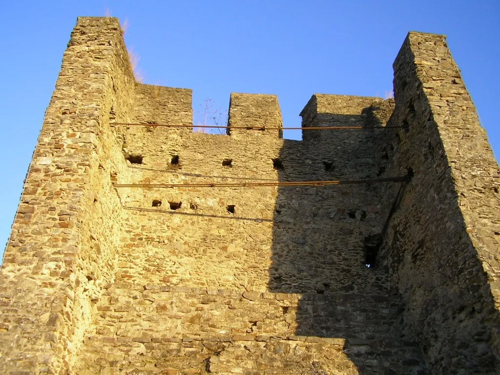 Wehrturm der Burg Dasburg. Gut zu erkennen die einzelnen Aussparungen der in der Vergangenheit evtl. vorhandenen Holzbalken.