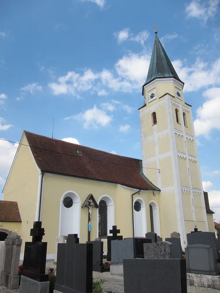 Pastetten, Hauptstr. 6; Katholische Pfarrkirche St. Martin, im Kern spätgotischer Saalbau mit eingezogenem Chor, Turm 2.Hälfte 14. Jahrhundert, barockisiert und mehrfach verändert; mit Ausstattung.