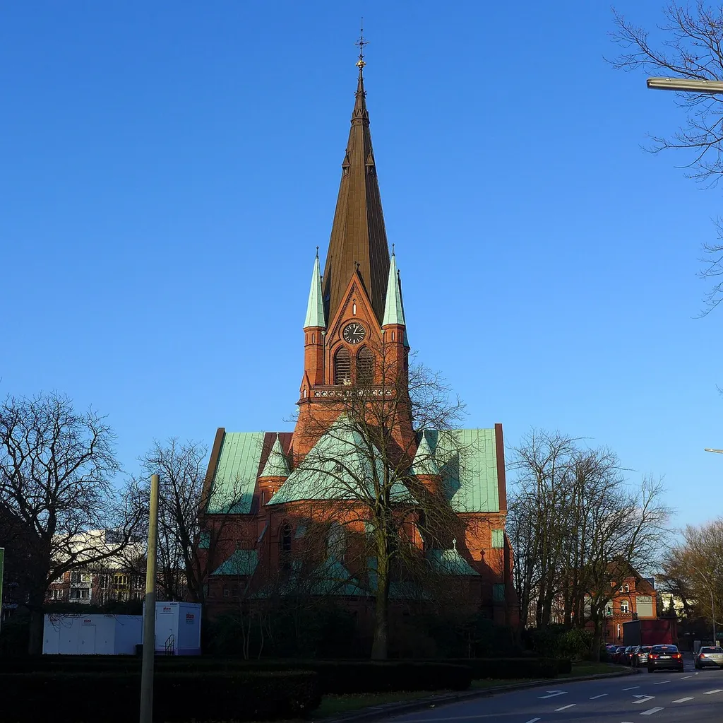 Blick vom Hohenzollernring auf die Kreuzkirche in Ottensen, Hamburg-Altona.