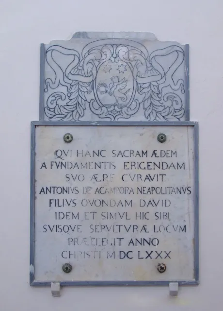 Campora, frazione di Agerola: lapidi presenti sulla chiesa di San Michele Arcangelo, stemma e lapide che fa riferimento all'anno 1680 (MDCLXXX).