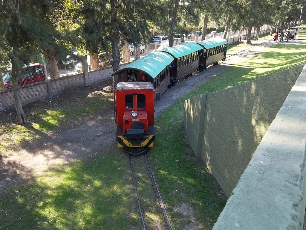 Trencito de la República de los Niños desde un puente en Manuel B. Gonnet, partido de La Plata, provincia de Buenos Aires, Argentina.