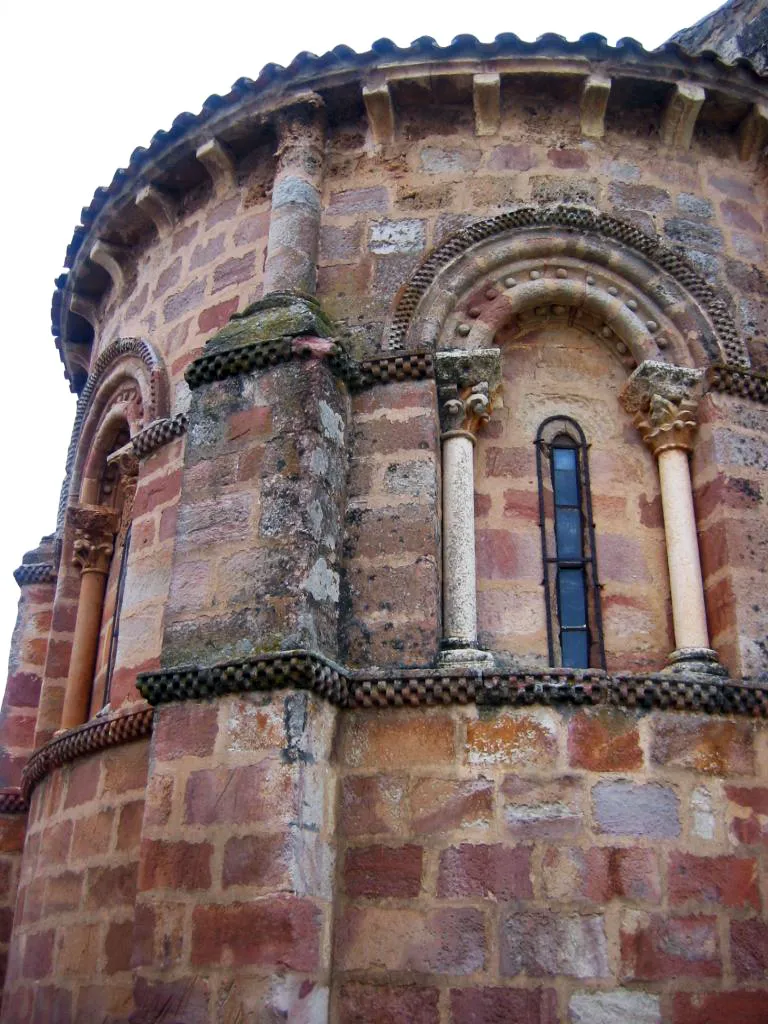 Church of San Vicente in Barrio de la Puebla de San Vicente de Becerril del Carpio (Palencia, Castile and León) declared of cultural interest 05 November 1992. It's a Romanesque church with semicircular plant, built in the 11th century and restored in the 12th century. He was a church of a Benedictine monastery belonged to Elizabeth, wife of Alfonso VI ceded it to the Cluniac Oña in 1103. In the document containing the transfer of the monastery of San Vicente to Oña Benedictine 1103, appears Becerril as a kernel with their own. In 1187 Alfonso VIII gave inheritances in Becerril de Oña monastery obtaining change the transfer of the right and belongings of the village of San Felices, in the province of Burgos. In the book 1351-52 calf, Becerril appears as belonging to the monastery of Santa Maria e San Andrés province. In plant us cone a single oriented rectangular nave from East to West, with cover, semicircular apse of access in the gable - García Guinea considers the position of the cover is a variant of the rectangular nave churches. Attached to the south wall is the rectangular body the sacristy and next to it, in the presbytery, the truncated spiral staircase angle.