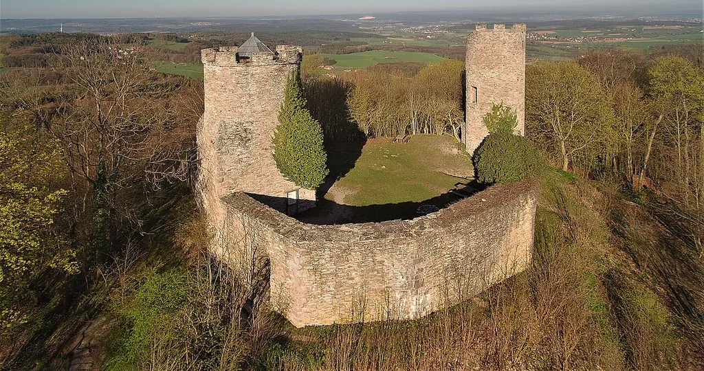 Ruine Ebersburg im Frühjahr 2019 aufgenommen mit einem copter