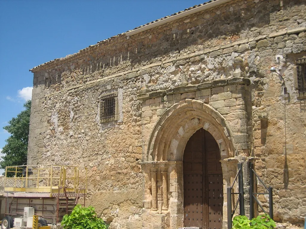 Lateral de la Iglesia de San Pedro Apóstol de Cervera del Llano