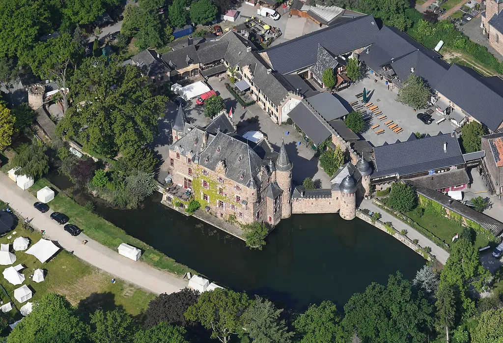 Aerial image of Burg Satzvey (view from the east)