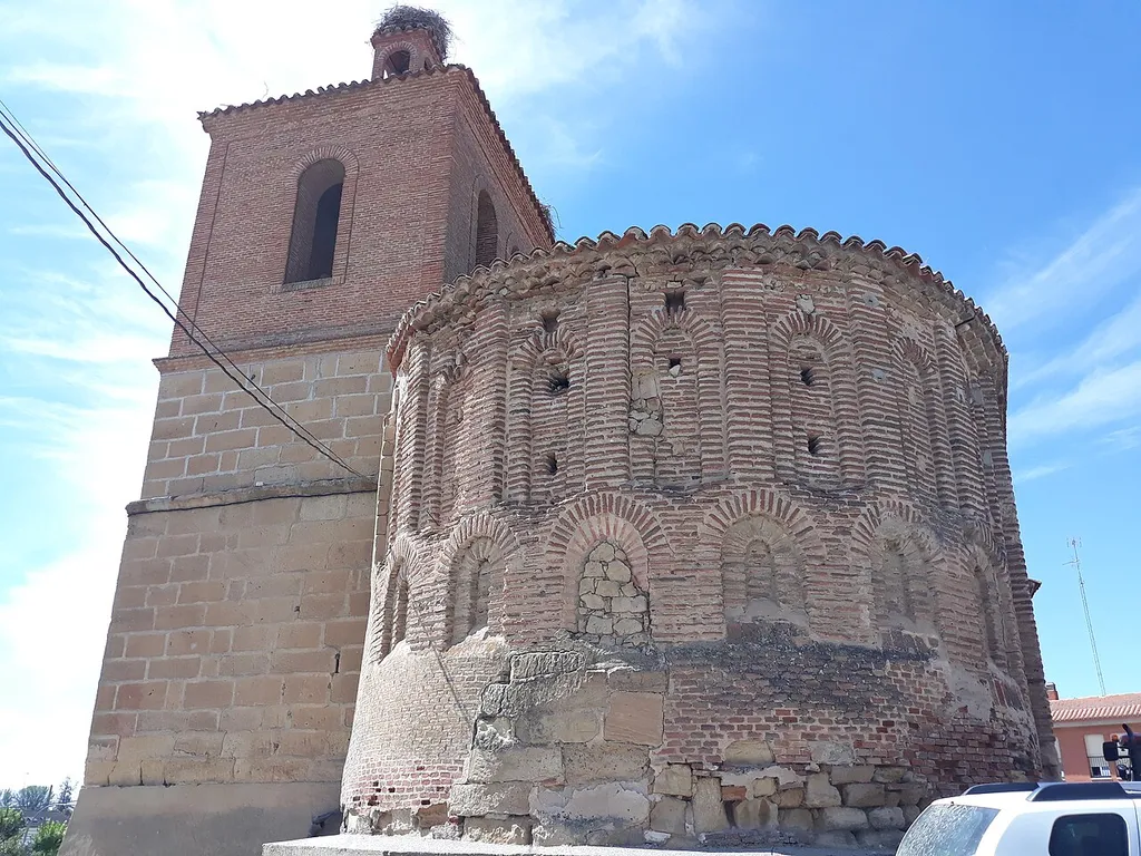 Ábside y torre de la Iglesia mudéjar de Santiago Apóstol en Aldealengua, en mal estado, desde el Este