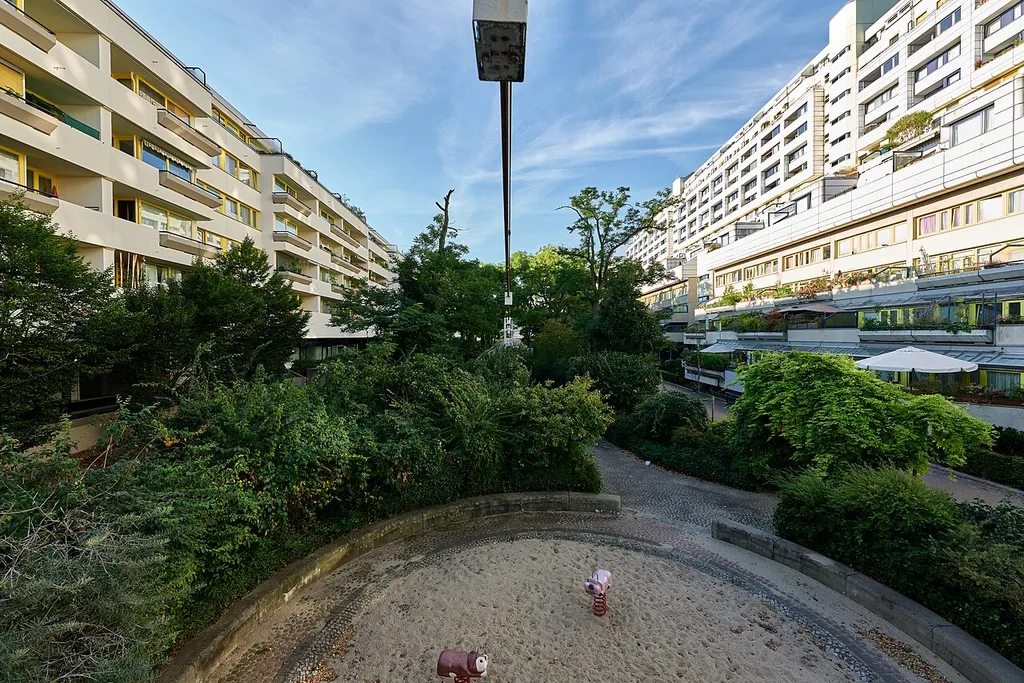 Northern courtyard at the motorway covering apartment building Schlangenbader Straße in Berlin-Wilmersdorf.