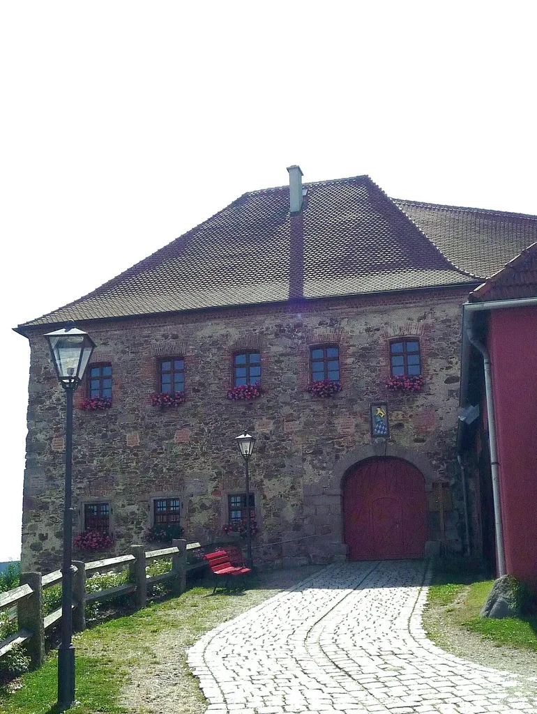 Einfahrt zum Schloss Burgtreswitz
