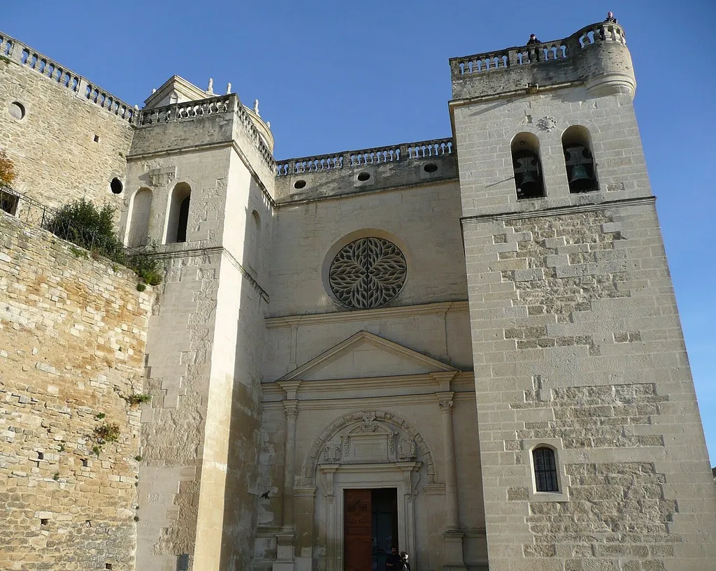 A Grignan (Drôme-France),sous la terrasse ouest du château qui lui sert de toiture, la collégiale Saint-Sauveur créée pour servir de nécropole à la famille Adhémar de Monteil, seigneurs des lieux, surtout connue pour abriter la tombe de la célèbre marquise de Sévigné.