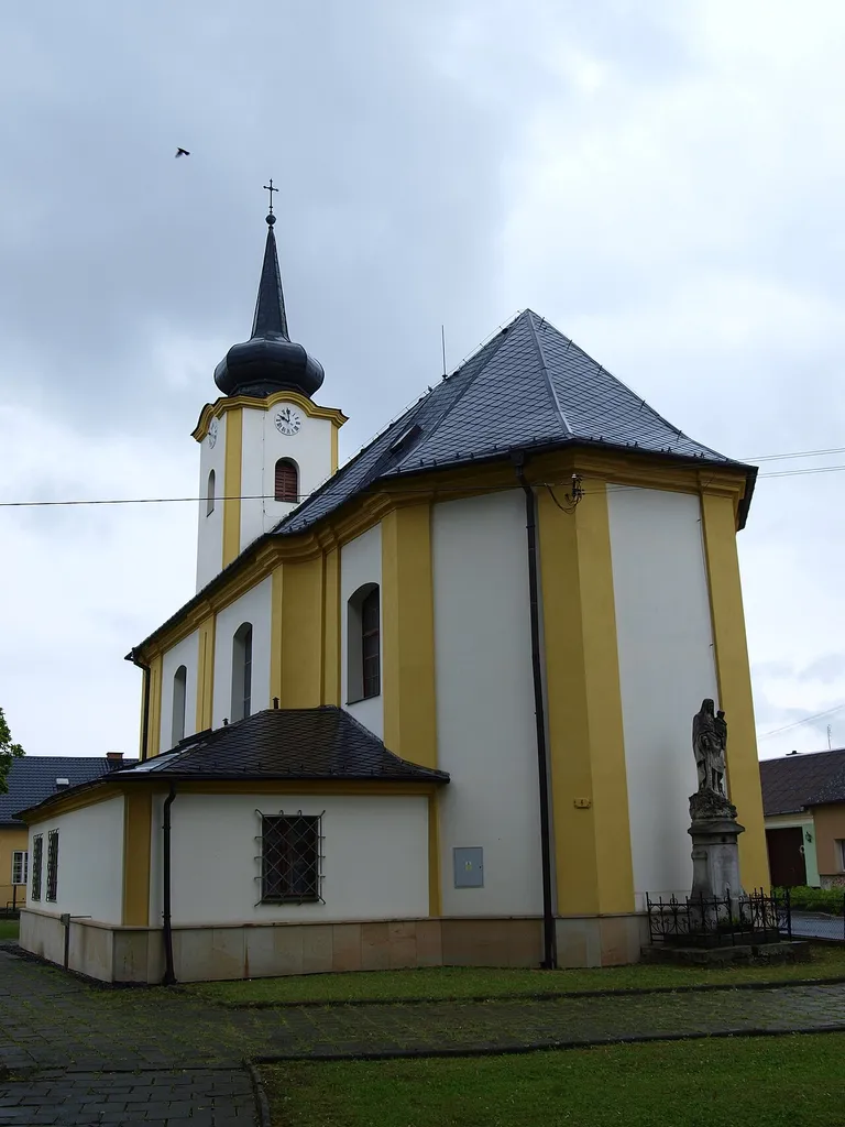 Pňovice, klasicistní kostel svatého Václava od jihu