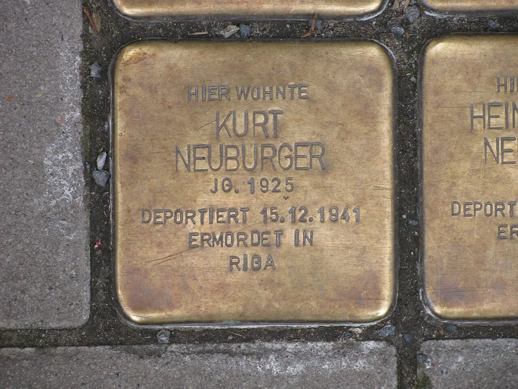 der Stolperstein für Kurt Neuburger vor dem Haus Podbielskistraße 8 in Hannover