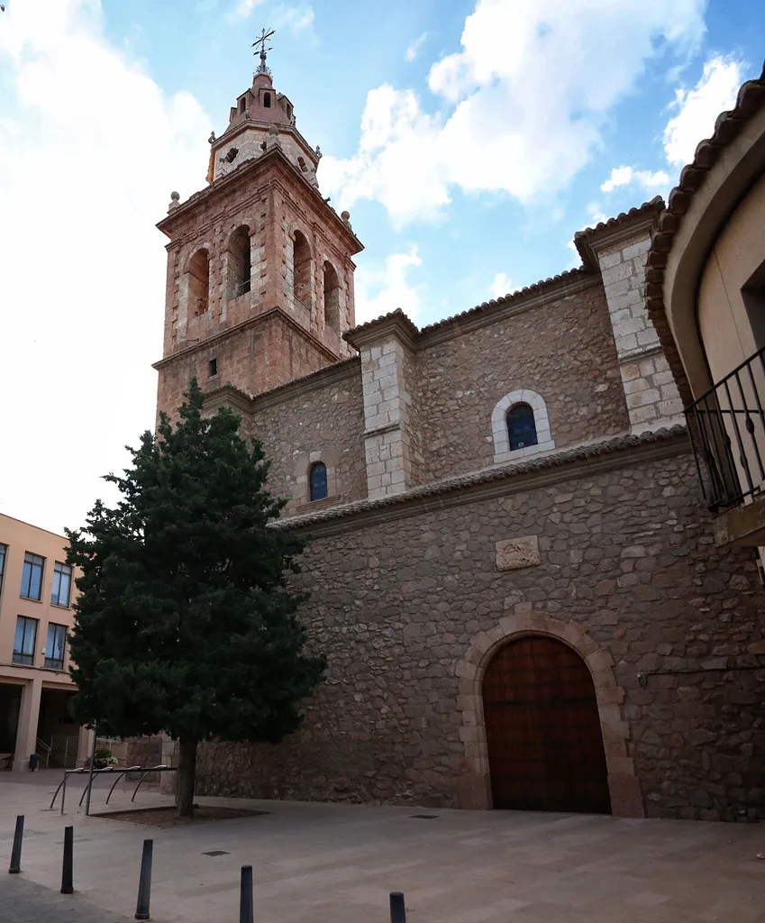 Publicado en Facebook el 9 de agosto de 2016: «El otro día, el Instituto de Estudios Albacetenses me pidió unas fotografías -actuales y de época- para ilustrar los cuarteles y oficinas de las Brigadas Internacionales en Casas-Ibáñez durante la Guerra Civil. Os proporciono el enlace del mapa que han elaborado para que curioseéis y, sobre todo, aprendáis. www.iealbacetenses.com/mapa/index.htm En Casas-Ibáñez, se apostó la XIV Brigada, integrada por franceses en su mayoría. Infantería y ametralladoras. A diferencia de los pueblos vecinos -en los que se abrieron uno o dos centros de operaciones-, en Casas-Ibáñez funcionaron hasta cinco cuarteles/oficinas».