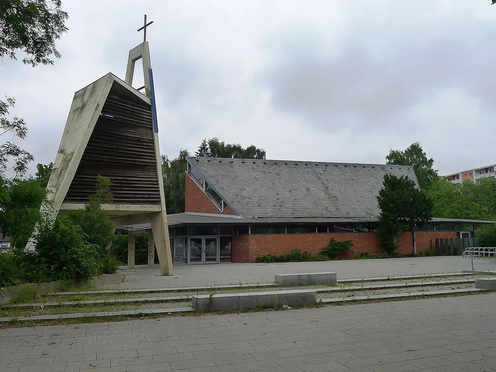 Blick auf die Kirche vom Henri-Dunant-Platz