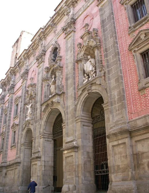 Iglesia de San Cayetano. C/ Embajadores (Madrid). En la realización de la primera iglesia intervinieron arquitectos de la talla de J.B. Churriguera y Pedro Ribera. Construida entre 1664 y 1761. Un incencio en 1936 solo respetó la fachada.