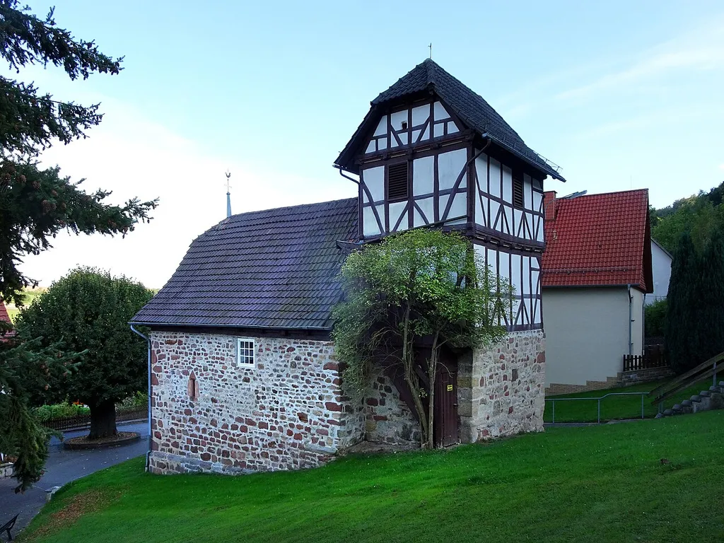 Die evangelische Pfarrkirche in Weißenborn, mit erhaltenen Außenmauern des Schiffes und Turmuntergeschosses aus dem 13. Jahrhundert. Der Fachwerkaufbau des Turmes wurde vermutlich um 1700 errichtet. Weißenborn ist ein Stadtteil von Sontra im nordhessischen Werra-Meißner-Kreis.