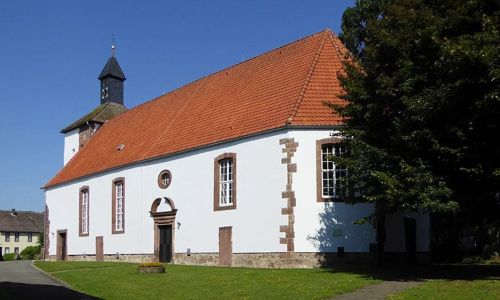 Ev.-luth. Kirche St. Magnus in Lüthorst, Stadt Dassel, Südniedersachsen. Erbaut um 1500, später erweitert und mit dem älteren Turm verbunden