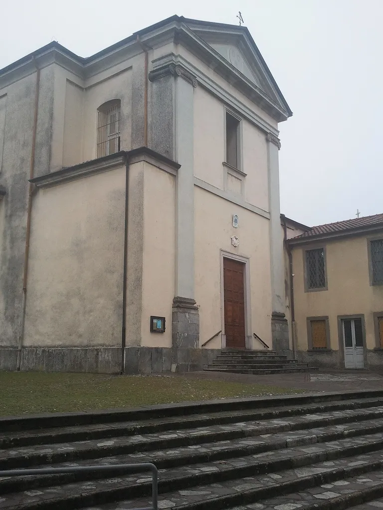 Fronte della chiesa di Celana (frazione di Caprino Bergamasco) con scalinata in pietra.