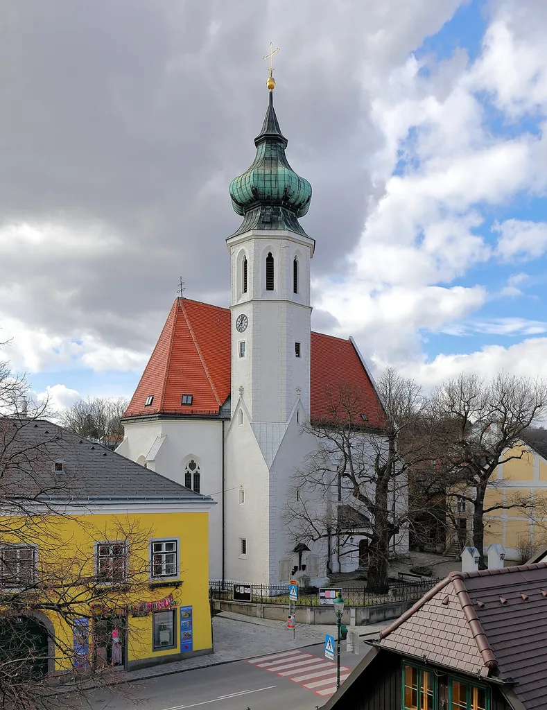 Die röm.-kath. Pfarrkirche Grinzing im 19. Wiener Gemeindebezirk Döbling.