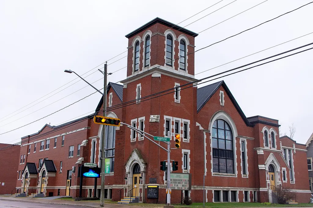 Highfield Street United Baptist Church, a historic building in downtown Moncton, New Brunswick. Highfield Street United Baptist Church, un bâtiment historique au centre-ville de Moncton, au Nouveau-Brunswick. This work by Judith Bourque is licensed under a Creative Commons Attribution-ShareAlike 4.0 International License. If you use this image, please feel free to leave a comment with the link. I'd love to see where it ends up.