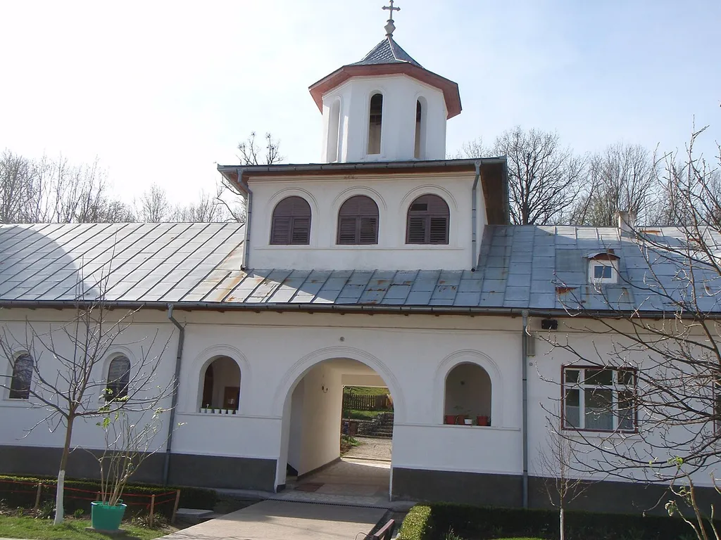 Intrare Mănăstirea Sfânta Treime (Strâmba)