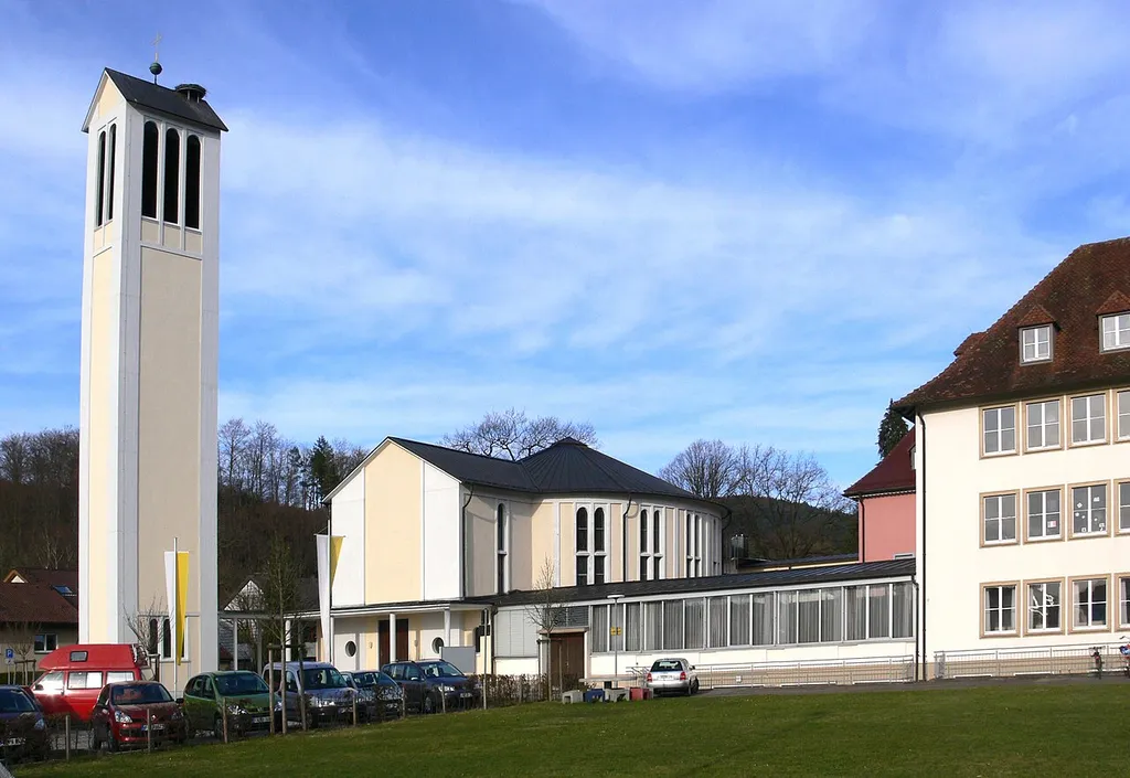Herz-Jesu-Kirche in Stegen bei Freiburg, Baden-Württemberg; rechts ein Gebäude des Kollegs St. Sebastian