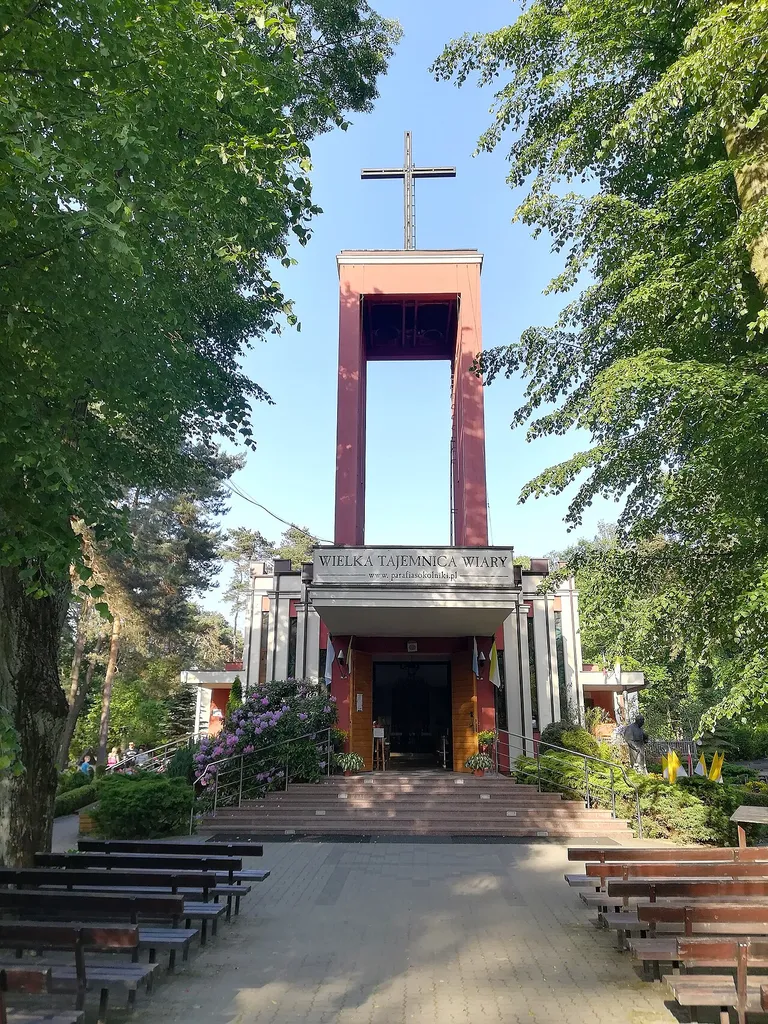 Kościół Matki Bożej Królowej w Sokolnikach-Lesie – rzymskokatolicki kościół parafialny zlokalizowany w Sokolnikach-Lesie w województwie łódzkim, w powiecie zgierskim, w gminie Ozorków. Jest siedzibą parafii Najświętszej Maryi Panny Królowej.