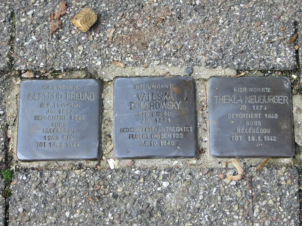 Stolpersteine für Gertrud Freund, Valeska Dombrowsky und Thekla Neuburger vor dem Haus Stadelhoferstraße 5 Baden-Baden