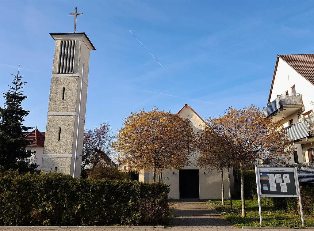 Kirchenschiff und Campanile der evangelischen Gustav-Adolf-Kirche in Rodgau-Weiskirchen von der Straße Hoher Nickel aus betrachtet