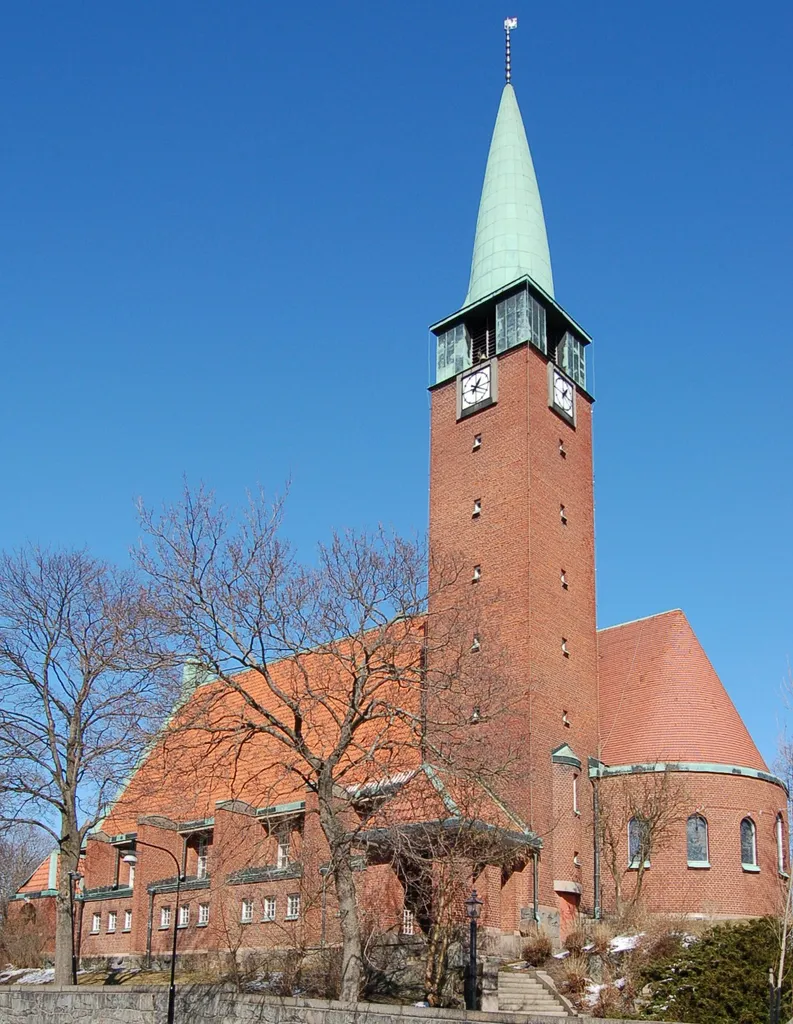 Hjorthagens kyrka i Stockholm, vy norrut. Focus på tornet.
