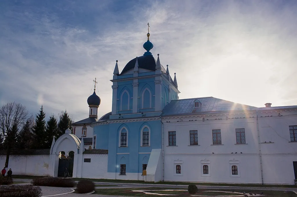 Церковь Покрова Пресвятой Богородицы (в настоящее время жилой корпус) (Москва и Московская область, Коломна, улица Лазарева, 9)
