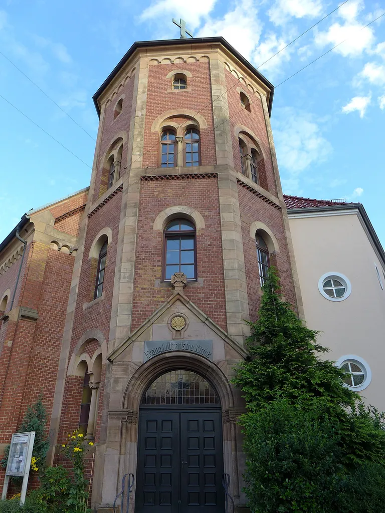 Immanuelkirche (Saarbrücken), Turm Die Kirche mit Pfarrhaus wurde im Jahr 1902 nach Entwürfen des Saarbrücker Architekten August Rahfeld errichtet.