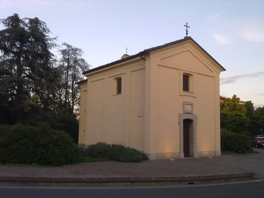 Facciata e vista laterale della Chiesetta di San Biagio, a Buccinasco